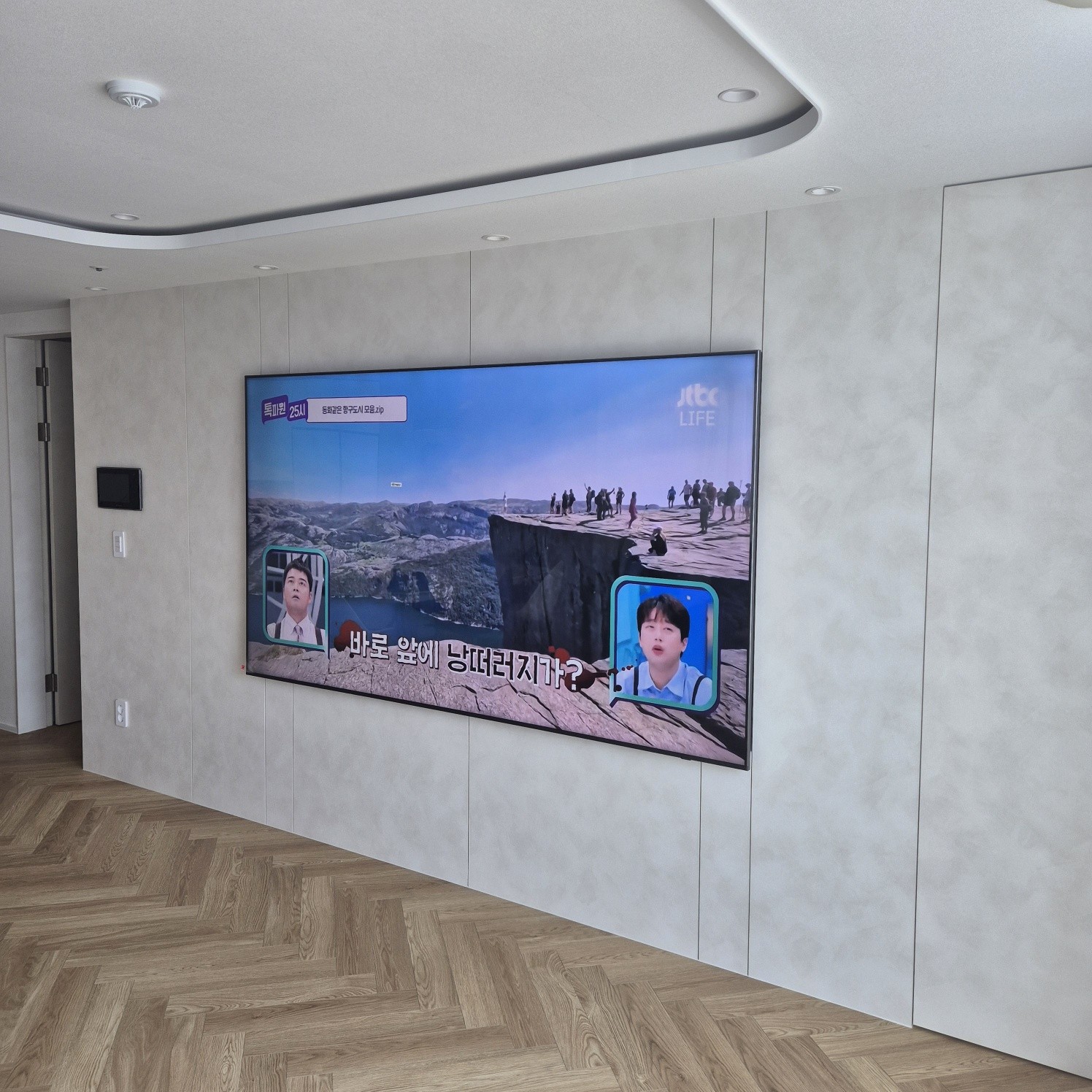 TV 주변기기 배치와 거실 정리 사례